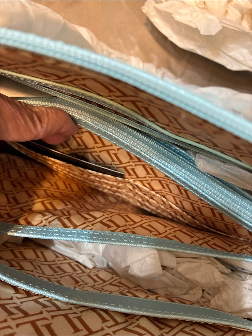 Tignanello🥳HP🥳Powder Blue Leather Purse - Picture 15 of 16